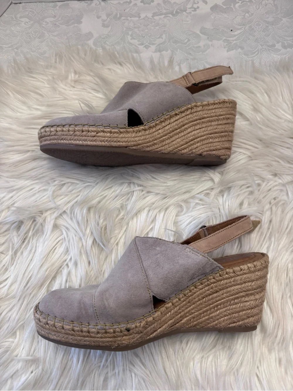 Born Size 9 Closed Toe Slingback Wedge Espadrille Heels Comfort Shoe Suede